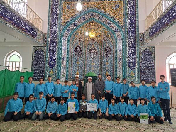 جشنِ تکلیفِ «به وقتِ میهن خدایی» دانش آموزان اشکذری همراه دستبوسی مادر