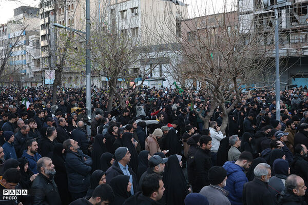 تجمع سوگواران رهبر شهید انقلاب در مقابل دانشگاه تهران