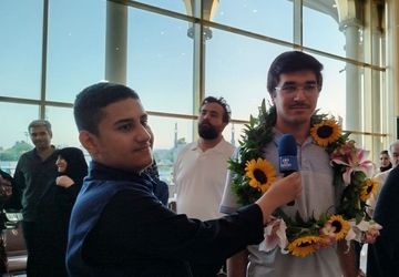 مدال نقره المپیاد ریاضی را به خانواده و معلمانم تقدیم می‌کنم