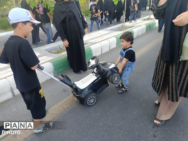 مشقِ عشق با پاهای کوچک روایت زائران خردسال کاشمر