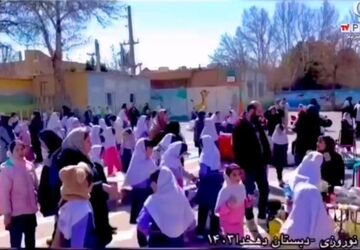 برپایی بازارچه نوروزی دانش‌آموزان دبستان دهخدا شاهرود