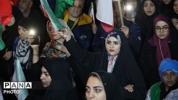 برای کشورمان ایران در خیابان می‌مانیم
