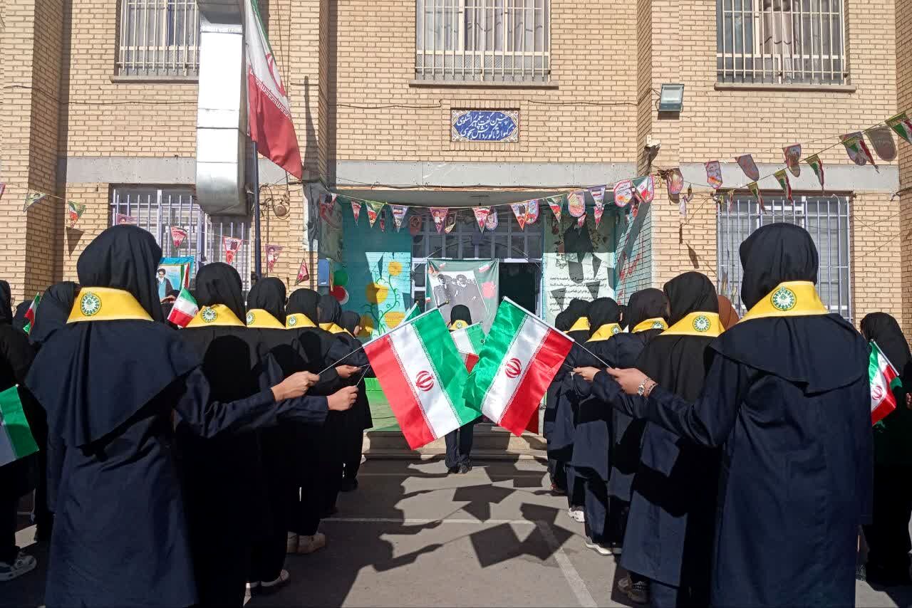نمایشگاه بسته «ایرانمون» در دبیرستان نرجس یک