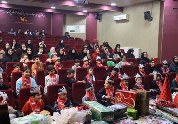 جشن شکوفه‌ ها؛ آغاز شیرین مدرسه برای کلاس‌ اولی‌ های خرم‌ آباد