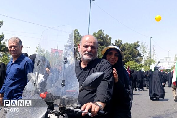 جمعیت بی‌شمار در صحن‌ های مصلی؛ آخرین لحظات وداع با رهبر
