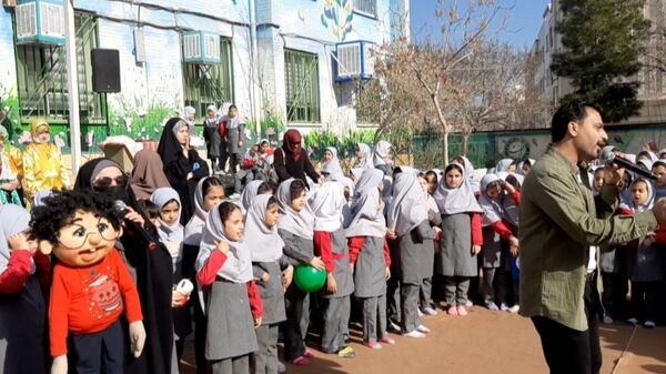 اجرای برنامه فرهنگی و عروسکی پیک دانایی در دبستان نیایش