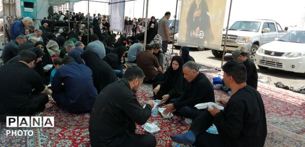 خدمت‌رسانی موکب سیمان آبیک در مسیر زائران؛ همراهی خادمان در پذیرایی و بدرقه