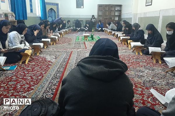 محفل انس با قرآن کریم در مدارس نامجو و آرمینه مصلی نژاد ناحیه دو شهرری 