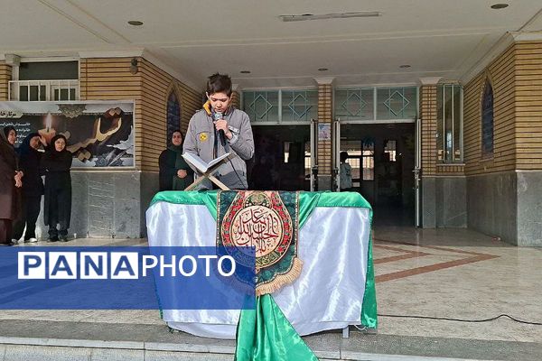 تجدید عهد دانش آموزان مدرسه ایمان ورامین با امام حسین (ع) 