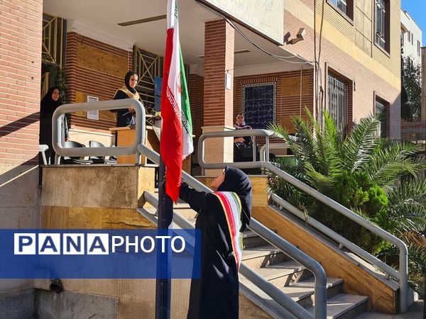 آئین نواختن زنگ مهر در دبیرستان دخترانه فرهنگ ۱۳ 