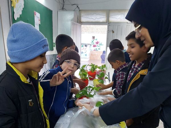 کاشت گل و گیاه در دبستان پسرانه حاج محمد عجب شیر