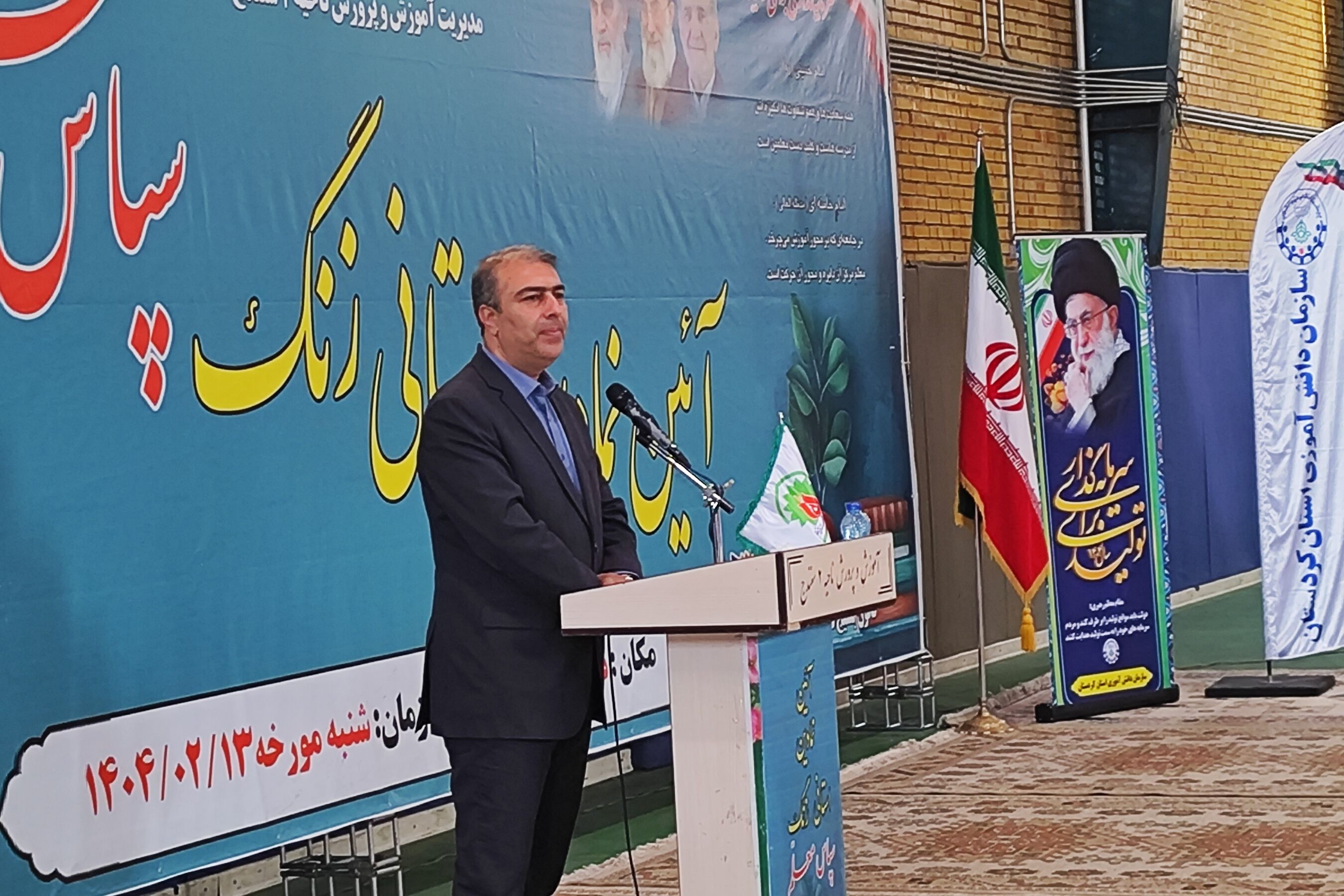 معلمان محور توسعه کشور هستند