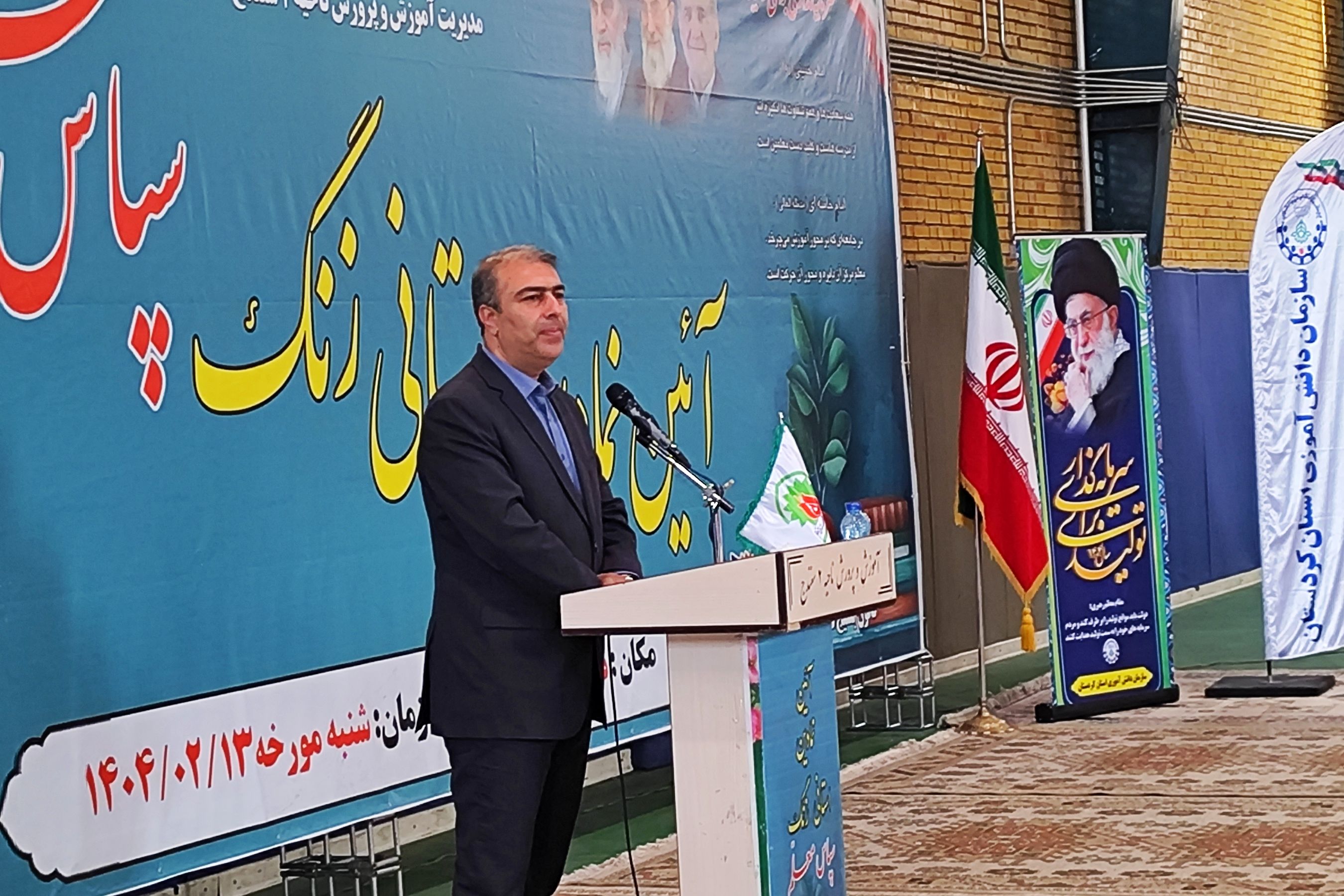 معلمان محور توسعه کشور هستند