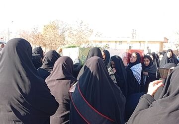 استقبال پرشور دانش‌آموزان از شهید گمنام در روستای حیدری و یانچشمه