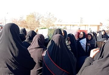 استقبال پرشور دانش‌آموزان از شهید گمنام در روستای حیدری و یانچشمه
