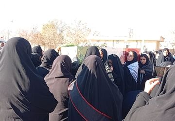 استقبال پرشور دانش‌آموزان از شهید گمنام در روستای حیدری و یانچشمه