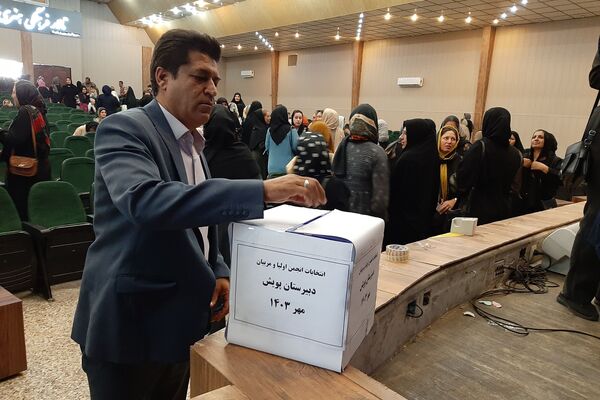 انتخابات انجمن اولیا و مربیان دبیرستان دخترانه پویش ناحیه 3 شیراز