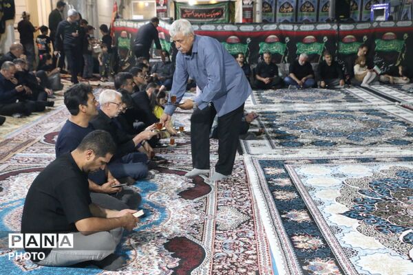 روضه‌خوانی کنار ریل قطار یزد؛ آیینی متفاوت در مسیر عبور شهروندان