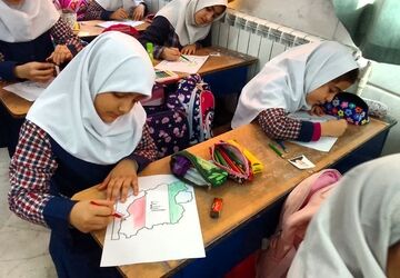 دختران دبستان جنت ملارد در سالروز شهادت حاج قاسم سلیمانی 