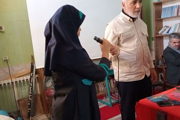 مراسم دهه فجر با حضور پرچم متبرک امام حسین (ع) در مدرسه شهدای قلعه سین
