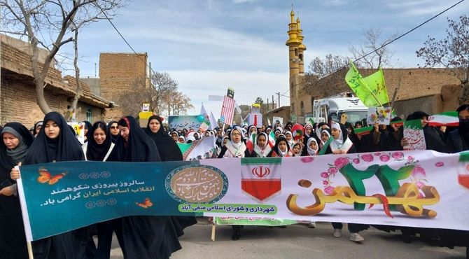 مردم تمام قد پای انقلاب ایستادند