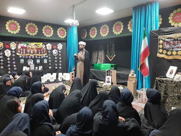 روایتگری مادر شهید مدافع امنیت «حسن مختارزاده» در جمع دانش‌آموزان