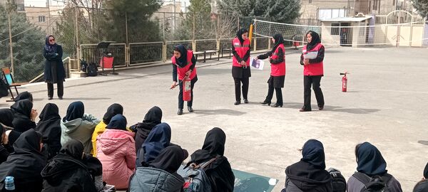 کارگاه آموزشی آشنایی با اصول ایمنی و اطفاء حریق در هنرستان آفرینش پردیس 