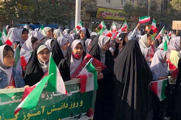 اجتماع عظیم دانش آموزان ناحیه دو شهرری به مناسبت یوم الله ۱۳ آبان در میدان نماز