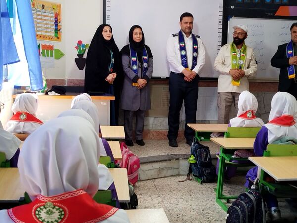 بازدید ارزیاب کشوری سازمان دانش‌آموزی در مدارس تمام پیشتاز شهرستان فاروج