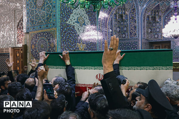 طواف پیکر رهبر شهید انقلاب بر گرد ضریح مطهر امام رضا علیه‌السلام