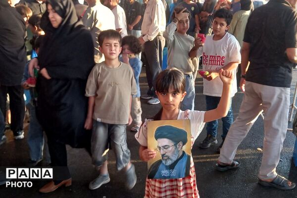 با مشت گره کرده برخاستیم
