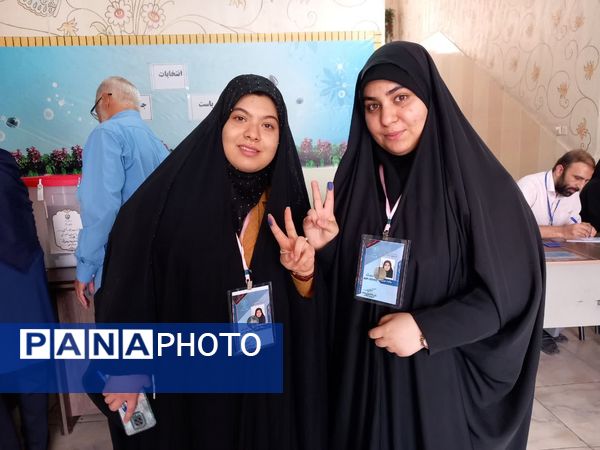 حضور ۵۲ دانش‌آموز رای اولی با عنوان همیار فرماندار در شعبه‌های اخذ رای شهرستان اسلامشهر 