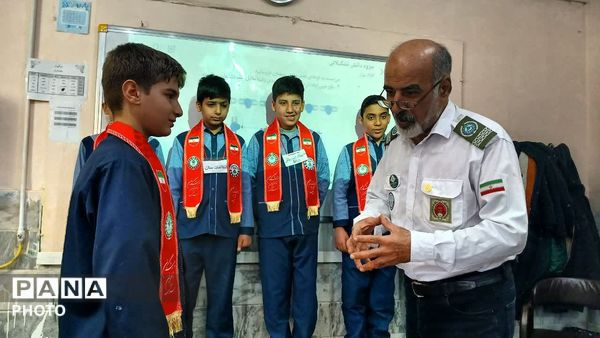 آشنایی دانش‌آموزان دبستان شهید رئیسی قم با مهارت‌های تشکیلاتی پیشتازان