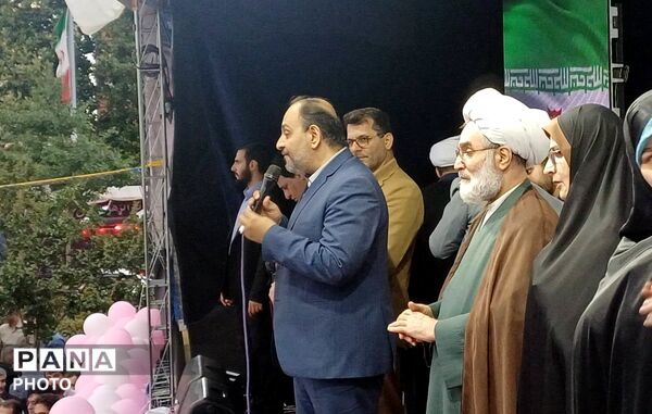 حضور معاون پرورشی وزارت آموزش و پرورش در جمع فرشتگان نمازگزار