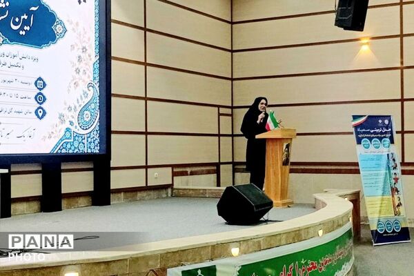 آیین «نشان سمپاد» ویژه دانش‌آموزان ورودی جدید پایه هفتم و دهم دانش‌آموزان فرزانگان شهرستان قدس در سالن گل نراقی