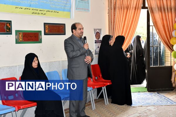 برپایی نمایشگاه آثار دانش‌آموزی در مدرسه متوسطه اول نمونه دولتی امام رضا (ع) فیض‌آباد