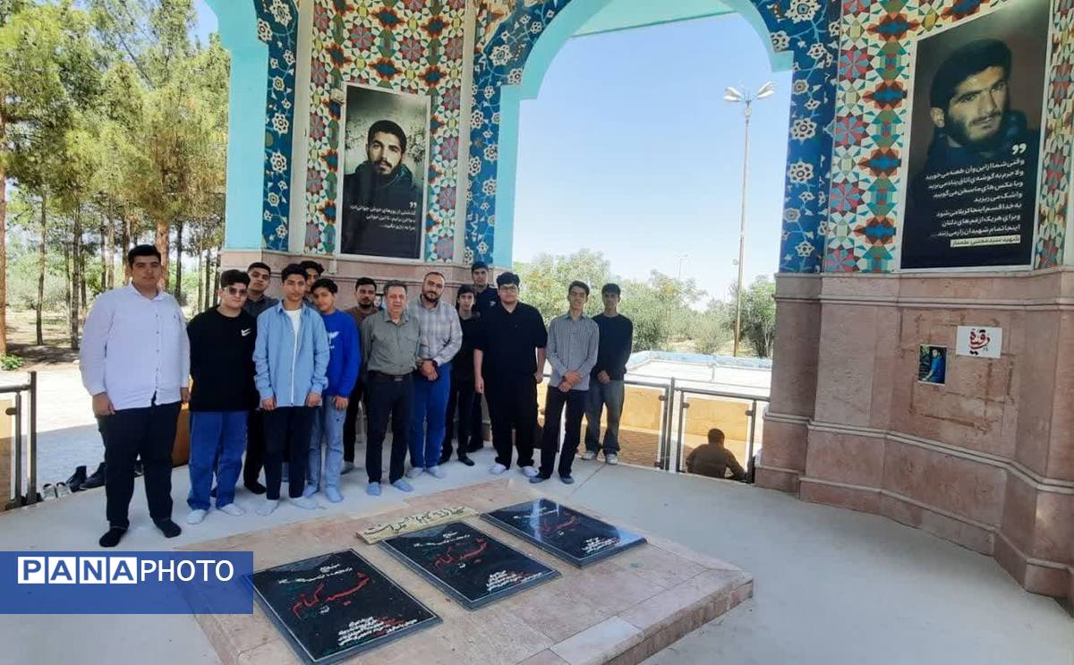 ادای احترام و غبارروبی گلزار شهدای گمنام توسط دانش‌آموزان