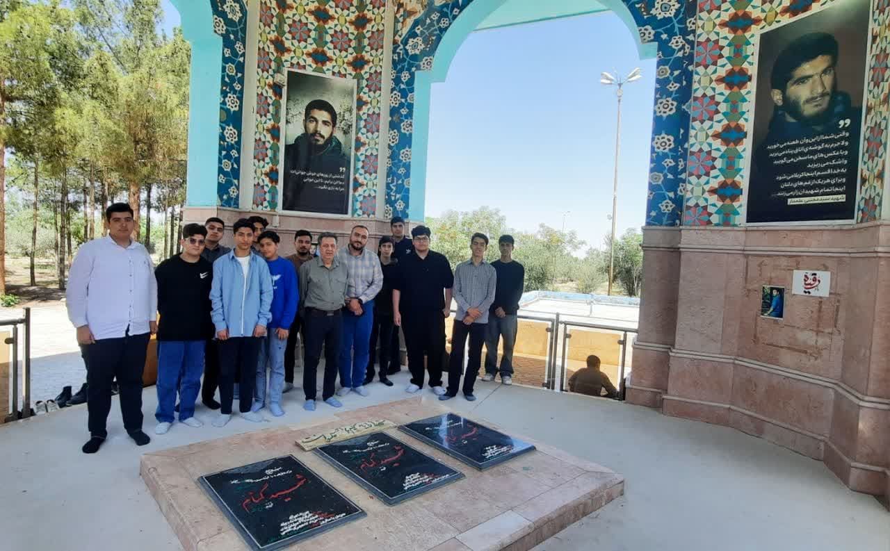 ادای احترام و غبارروبی گلزار شهدای گمنام توسط دانش‌آموزان