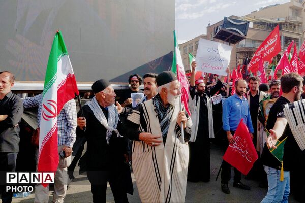 حضور پرشور جمعی از قوم بختیاری لردگان در آیین تشییع رهبر در میدان انقلاب تهران
