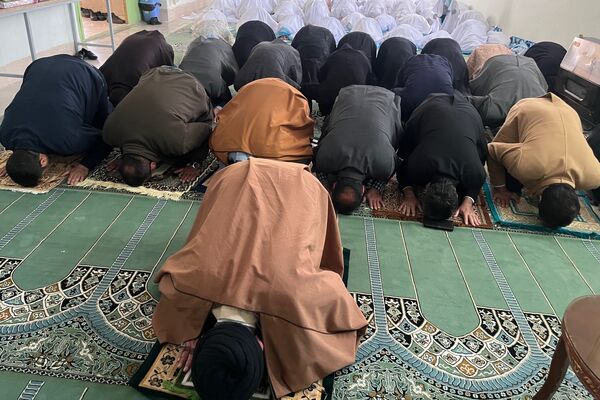 لحظه‌های ناب بندگی در نماز جماعت دانش‌آموزان آباده