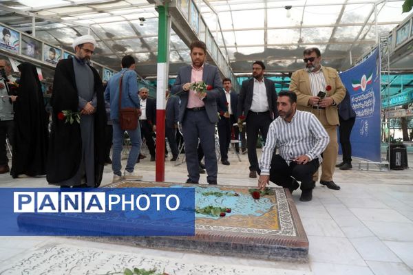 آیین غبارروبی مزار شهدا با حضور اصحاب رسانه در قم