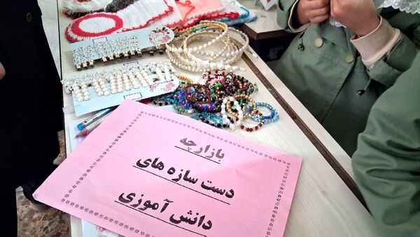 بازارچه مادر دختری با دست‌سازه‌های دانش‌آموزی 
