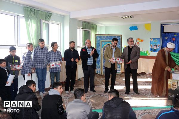 تجلیل از دانش‌آموزان برتر علمی و ورزشی مدرسه ولایت به مناسبت هفته امور‌تربیتی