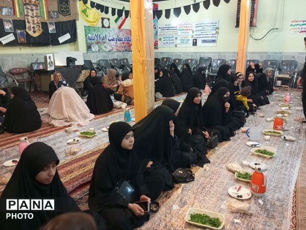 اقامه نماز جماعت همراه با افطاری در مسجد ابوالفضلی نیشابور 