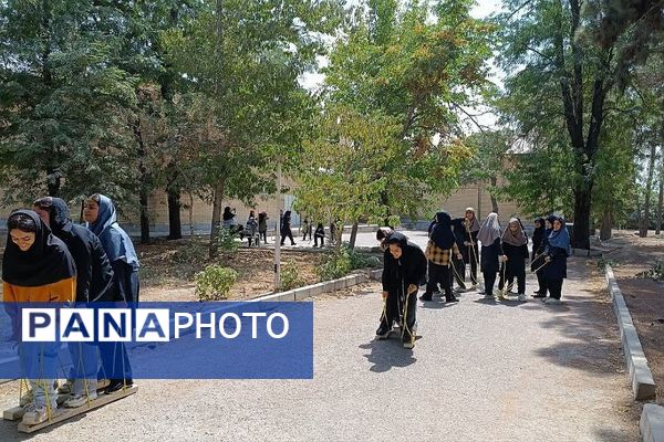 حضور پرشور دانش‌آموزان دبیرستان راضیه شکرایی ناحیه‌2 شهرری در اردو‌ مثبت هشتادی‌ها 