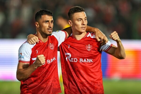 تازه واردها بدانند پیراهن پرسپولیس عشق است/پرسپولیس با برد مقابل استقلال، از قافله مدعیان قهرمانی عقب نماند