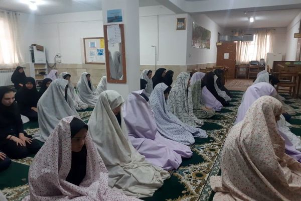 محفل انس با قرآن کریم در دبیرستان شهید مجید دهنوی نیشابور