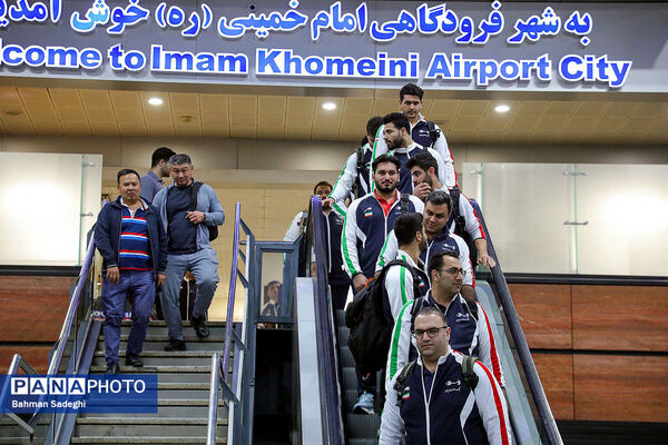 بازگشت تیم ملی وزنه‌برداری با جام قهرمانی‌