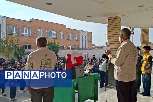 تجدید عهد دانش آموزان مدرسه ایمان ورامین با امام حسین (ع) 