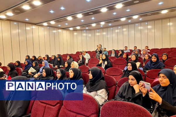 آیین تکریم و تجلیل از ارزیابان و عوامل اجرایی آزمون استخدامی آموزگاری در رودهن